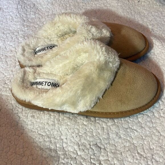 Minnetonka Shoes - Minnetonka leather slippers size 7